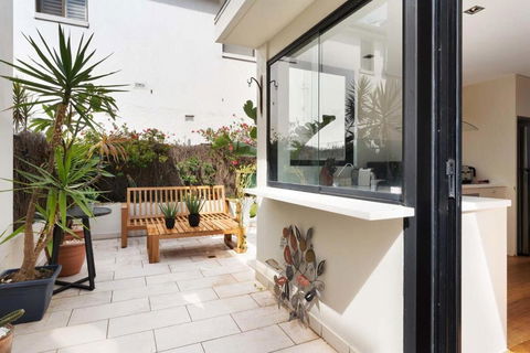 Relaxed Beachside Townhouse - Surfers Gold Coast 3
