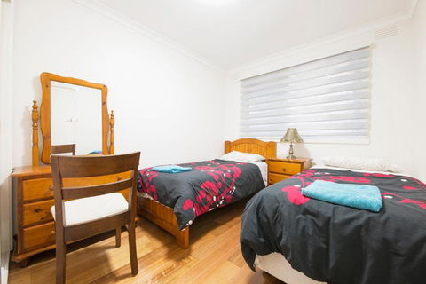 Rent Melbourne - Surfers Gold Coast 2