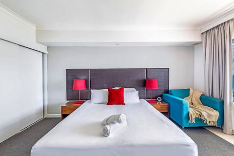 Resort Style Living In An Oceanview King Suite - Surfers Gold Coast 2