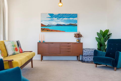 Retro Beach House - Surfers Gold Coast 2