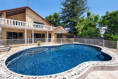 Retro Classic Surfers Paradise Waterfront Home - Surfers Gold Coast 3