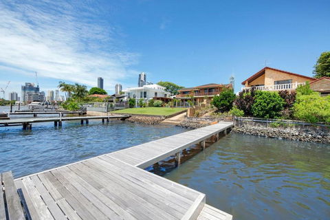 Retro Classic Surfers Paradise Waterfront Home - Surfers Gold Coast 1