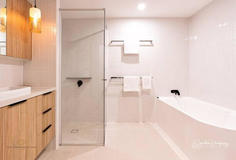 RIVERFRONT BREEZE @ The Cosmopolitan Unit10307 - Surfers Gold Coast 1