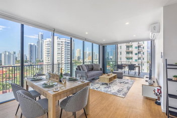 Riverside 2BR Delicate Apt with Surfers Gold Coast