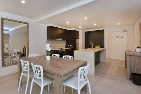 Resort-style Swim Out - A True Tropical Oasis - Surfers Gold Coast 3