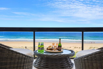 Salty Joe\'s Beachfront Retreat with Surfers Gold Coast