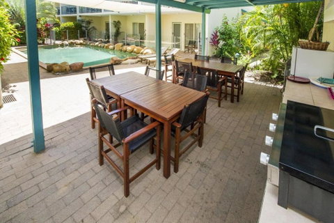 SAILS 9 Beachfront Getaway Horseshoe Bay - Surfers Gold Coast 3