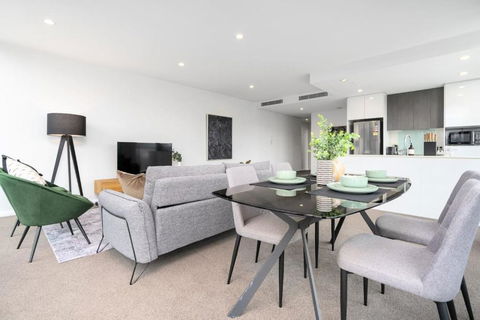 Roomy 2BR 2BA City-Centre Apt - Surfers Gold Coast 1