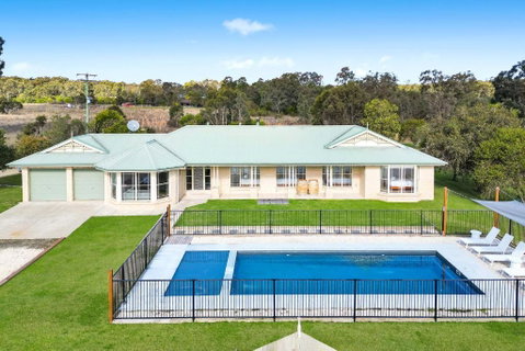 Roads End With Games Barn Ponies Alfresco Dining - Surfers Gold Coast 0