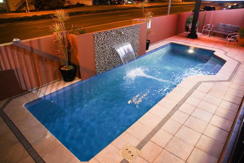 Rocky Resort Motor Inn - Surfers Gold Coast 2