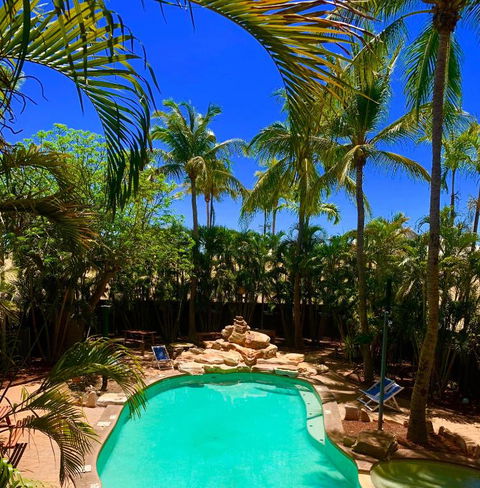 Roey Backpackers And Party Bar - Surfers Gold Coast 1