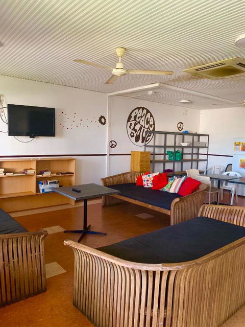 Roey Backpackers And Party Bar - Surfers Gold Coast 3