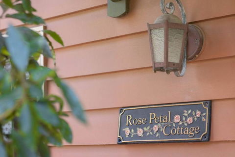 Rose Petal Cottage - Surfers Gold Coast 1