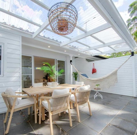 SALTY SNOOZE - Your Coastal Holiday House - Surfers Gold Coast 0