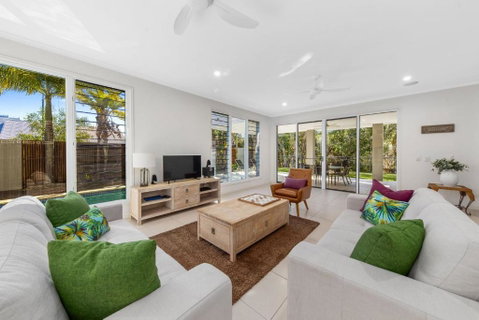 Sand And Sea Beach House - Surfers Gold Coast 2