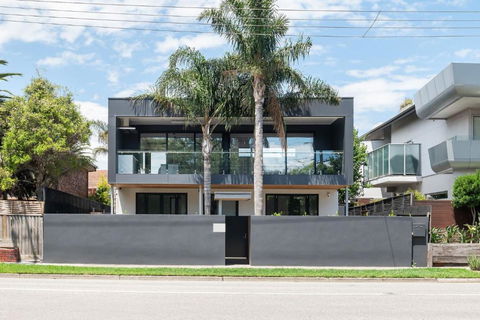 Sandringham Sunshine Escape - Surfers Gold Coast 2