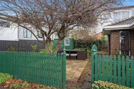 Sandy Bay Cozy Cottage Close To CBD - Surfers Gold Coast 3