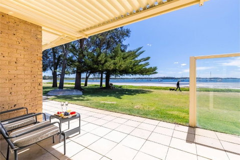 Sandy Beach House Corlette Unit 1 Waterfront WI-FI Aircon - Surfers Gold Coast 2