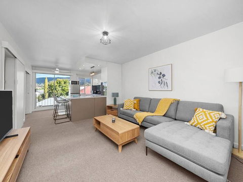 Sandy Bay Apartment With Hobart River View, Near UTAS - Stroll To Cafes And Shops - Surfers Gold Coast 0