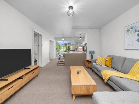 Sandy Bay Apartment With Hobart River View, Near UTAS - Stroll To Cafes And Shops - Surfers Gold Coast 2