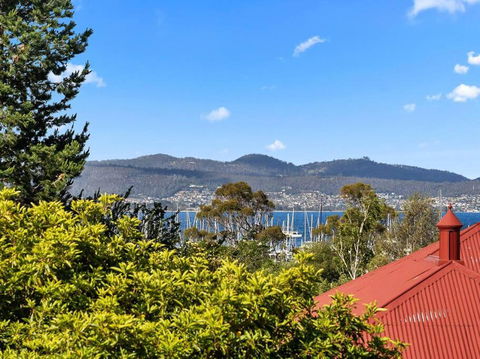 Sandy Bay Apartment With Hobart River View, Near UTAS - Stroll To Cafes And Shops - Surfers Gold Coast 1