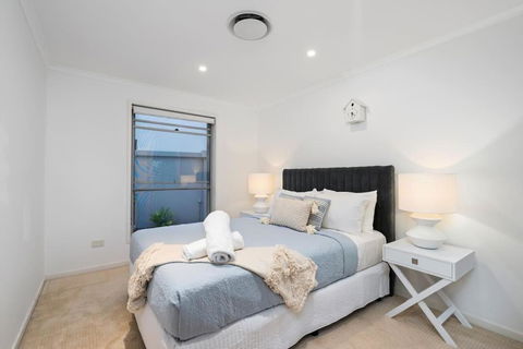 Sorrento Waterfront Retreat,Pool - Surfers Gold Coast 2