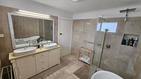 Spacious Holiday Home - Waikerie - Surfers Gold Coast 3