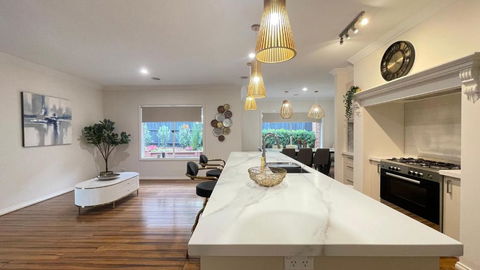 StayAU 4BRM Chic Urban Retreat - Surfers Gold Coast 1