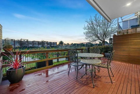 StayAU Pakenham Townhouse With Lakeview - Surfers Gold Coast 0