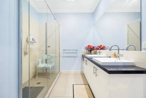 StayAU Pakenham Townhouse With Lakeview - Surfers Gold Coast 1