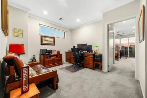 StayAU Pakenham Townhouse With Lakeview - Surfers Gold Coast 3