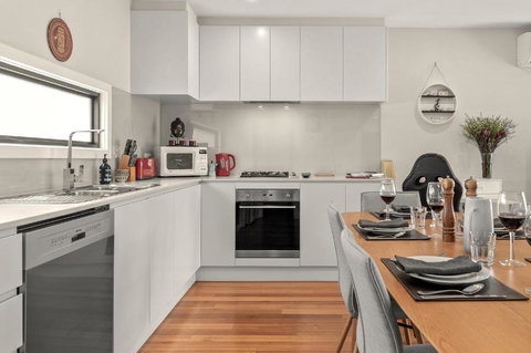 StayCentral - Thornbury Entertainer Townhouse - Surfers Gold Coast 1