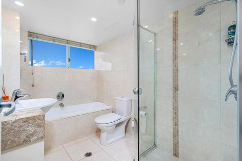 Stunning 2BR Beachfront Sub-Penthouse - Surfers Gold Coast 3