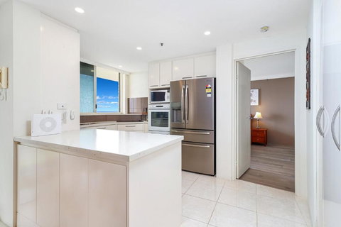 Stunning 2BR Beachfront Sub-Penthouse - Surfers Gold Coast 2