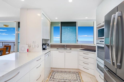 Stunning 2BR Beachfront Sub-Penthouse - Surfers Gold Coast 1