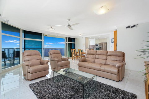 Stunning 2BR Beachfront Sub-Penthouse - Surfers Gold Coast 0