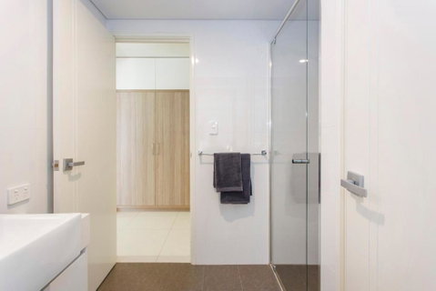 Stirling Apartment 1- Modern Central Apartment - Surfers Gold Coast 1