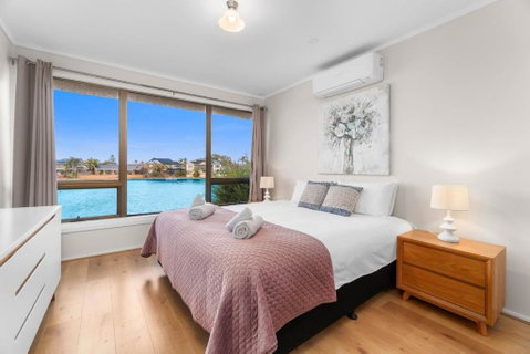 Stunning Lake View Townhouse-Dream Staycation - Surfers Gold Coast 1