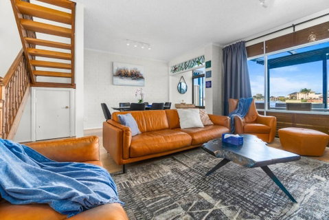 Stunning Lake View Townhouse-Dream Staycation - Surfers Gold Coast 2