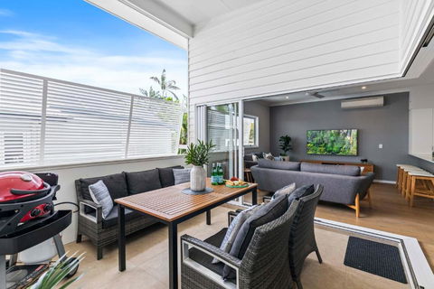 Stylish 3BD Townhouse Camp Hill, Sleeps 8, Wifi, Parking - Surfers Gold Coast 3