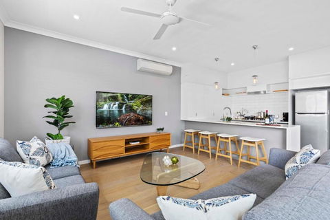 Stylish 3BD Townhouse Camp Hill, Sleeps 8, Wifi, Parking - Surfers Gold Coast 1