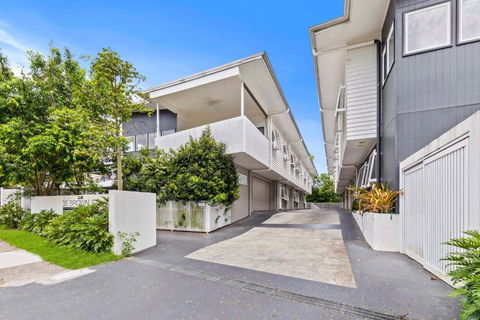 Stylish 3BD Townhouse Camp Hill, Sleeps 8, Wifi, Parking - Surfers Gold Coast 0