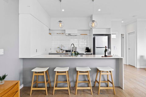 Stylish 3BD Townhouse Camp Hill, Sleeps 8, Wifi, Parking - Surfers Gold Coast 2