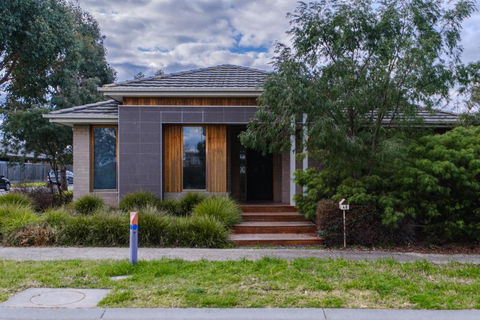 Superior 4br2ba Home In Greenvale - Surfers Gold Coast 0