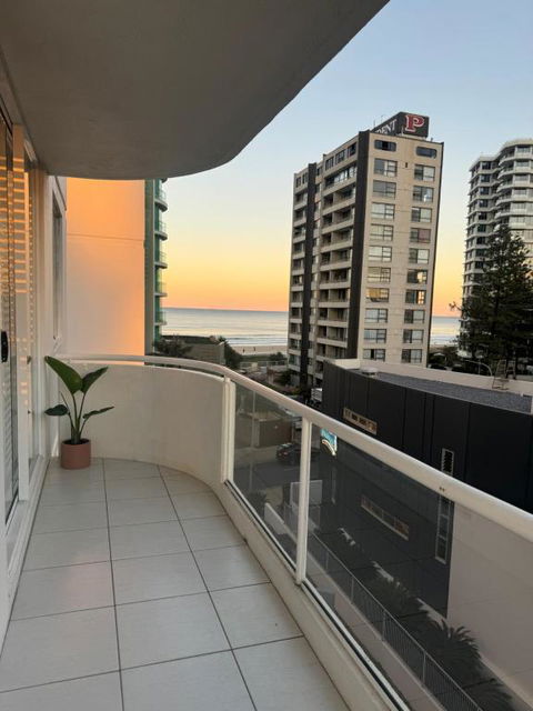 Surfers Paradise - Beachfront Apartment - Surfers Gold Coast 0