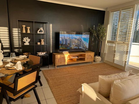 Surfers Paradise - Beachfront Apartment - Surfers Gold Coast 2