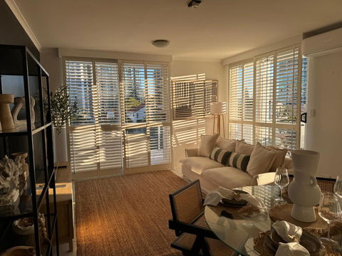 Surfers Paradise - Beachfront Apartment - Surfers Gold Coast 3