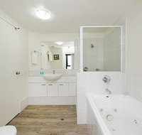 Beachside Neptune Resort Apt Upgraded - Surfers Gold Coast