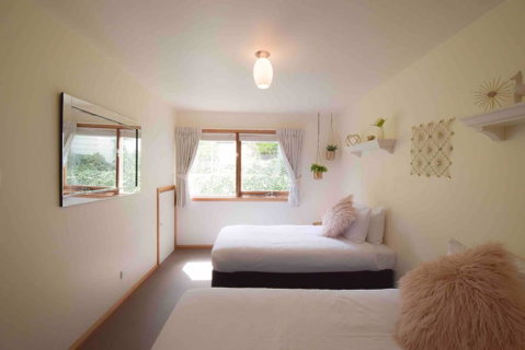 Best Location In Hobart! Luxury 4 Bedroom With Stunning Views - Surfers Gold Coast 3