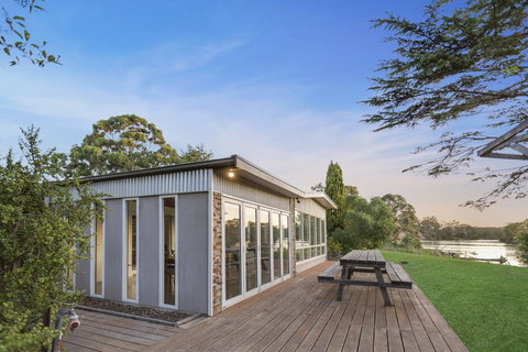 Bluff View River House - Stunning Riverfront - Surfers Gold Coast 0